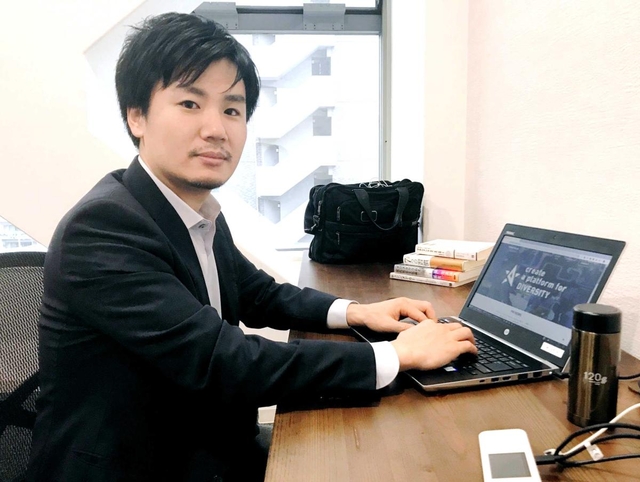 神戸事務所で業務に取り組む平石さん＝１２０ワークプレイス神戸