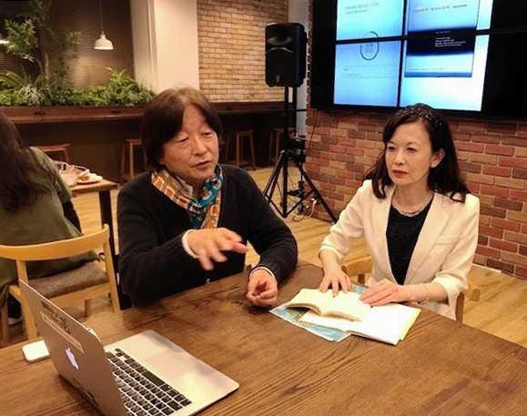 神戸文化開港塾で指導する相島さん（右）と宮脇さん＝神戸市中央区磯上通４