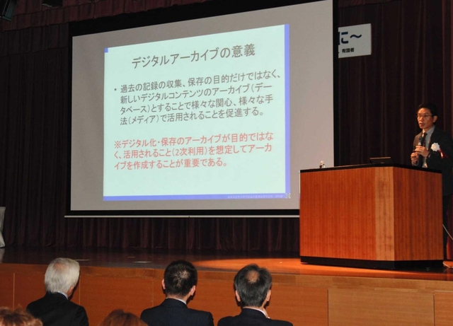 デジタルアーカイブの完成を記念したイベントで、講演する兵庫県立大大学院の浦川豪准教授＝神戸市中央区下山手通５（2018年11月24日）