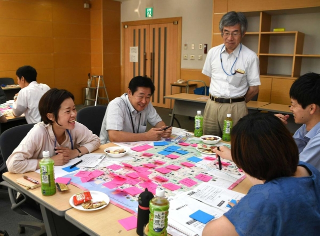 姫路の未来について議論する参加者＝姫路市本町