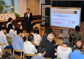 「１２０　ＷＯＲＫＰＬＡＣＥ　ＫＯＢＥ」の開設１周年を記念した交流会＝神戸市中央区磯上通４