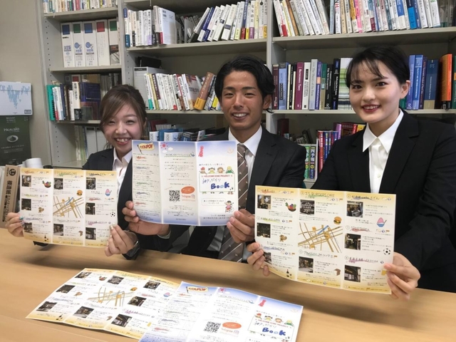 車いすでも利用しやすい店舗を紹介したマップを作成した甲南大学の生徒たち＝神戸市東灘区岡本８