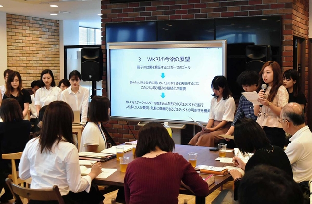 プロジェクトについて報告する甲南大学の学生＝神戸市中央区磯上通４