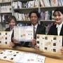 車いすでも利用しやすい店舗を紹介したマップを作成した甲南大学の生徒たち＝神戸市東灘区岡本８