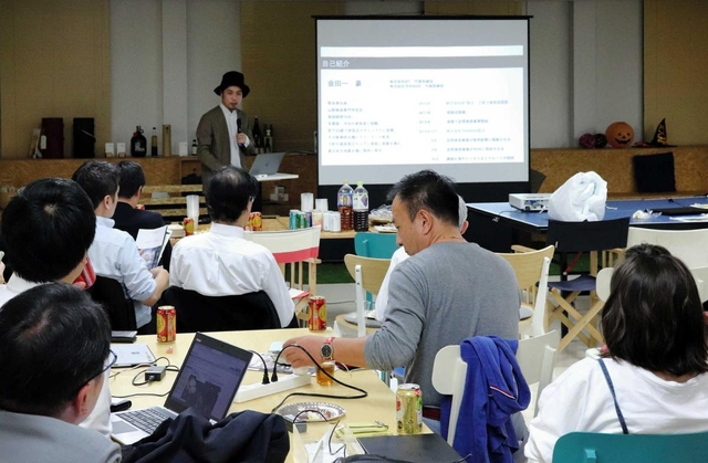 神戸市内で活躍する起業家の事業紹介に聞き入る参加者ら＝神戸市中央区雲井通５