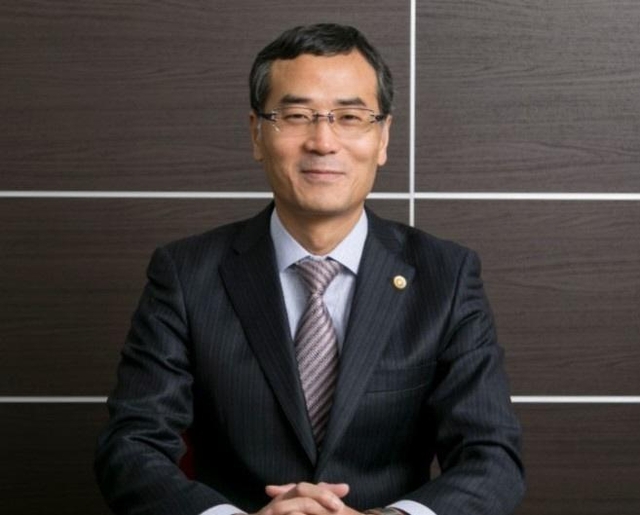 企業法務、とりわけスタートアップ支援に力を注いでいる吉原清英弁護士＝神戸市中央区、神戸香風法律事務所