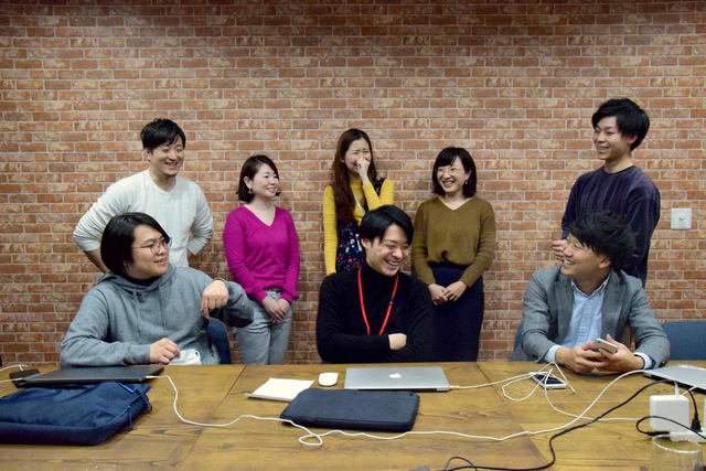 ２０代の社員が多く活気のある職場。前列中央が坂本さん