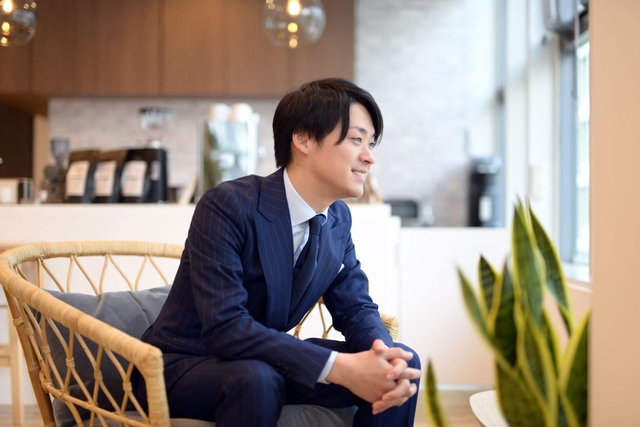代表取締役ＣＥＯの坂本翔さん＝いずれも120WORKPLACE KOBE