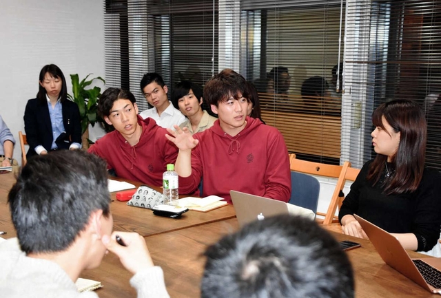 ＪＡ兵庫六甲が運営する直売所の課題解決策について話し合う学生ら＝神戸市中央区磯上通４