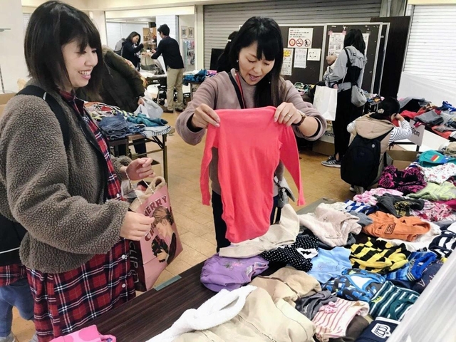 着られなくなった子ども服の交換会＝神戸市内