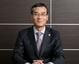 企業法務、とりわけスタートアップ支援に力を注いでいる吉原清英弁護士＝神戸市中央区、神戸香風法律事務所
