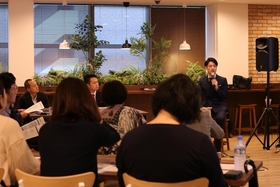 ＳＮＳセミナーで講師を務める坂本さん（右）