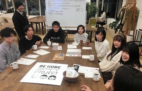 子ども支援の活動を広げるため何ができるか意見交換する学生たち＝１２０ワークプレイス神戸