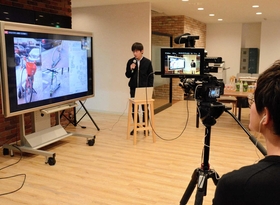 報告はユーチューブで動画を配信した＝いずれも神戸市中央区磯上通４ 