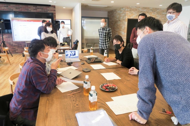 先行実証プロジェクトで「ＩＴを活用した自助共助」について意見交換する参加者たち。ＩＴ企業経営者、大学教授、学生、会社員ら多様な人たちがイノベーティブなアイデアを模索する＝神戸市中央区磯上通、１２０ワークプレイス神戸