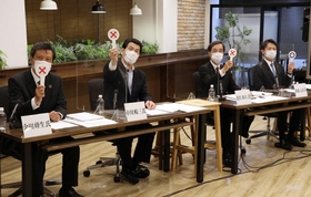 五輪開催の賛否を示す（左から）金田峰生氏、中川暢三氏、金沢和夫氏、斎藤元彦氏＝１３日、神戸市中央区磯上通４、１２０ワークプレイス神戸（撮影・小林良多）
