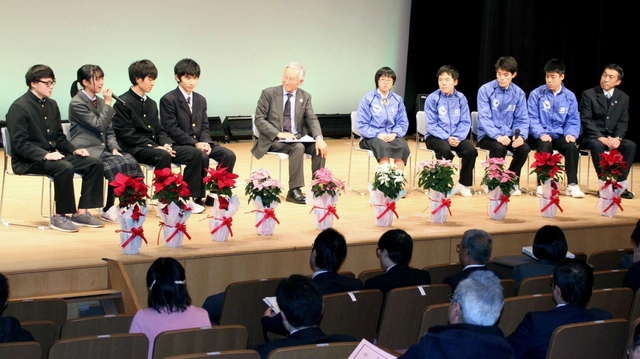 銀の馬車道・鉱石の道について話し合う高校生ら＝神河町寺前