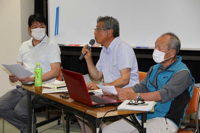 莇野小学校区の活性化計画を説明する橋本栄さん（中央）＝莇野公民館