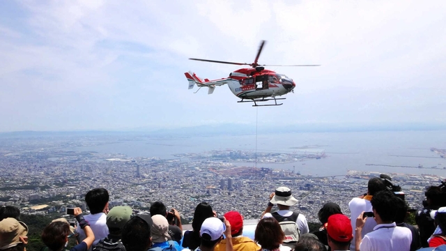 神戸市消防局によるレスキューデモ。気象条件などでヘリが飛べないことや、地形や植生により接近できない場所もある
