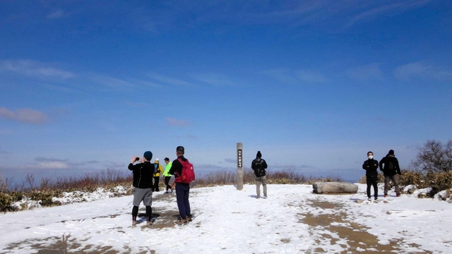 この日、うっすらと雪化粧した六甲最高峰（標高９３１メートル）には多くのハイカーが訪れていた