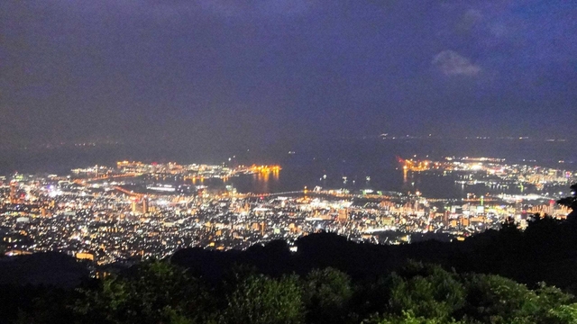 夜になればこんなに素晴らしい夜景も。摩耶山掬星台より