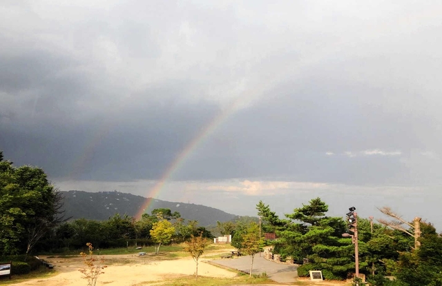 雲の変化が面白く、虹がよく見られる。二重の虹がかかることも。摩耶山上にて