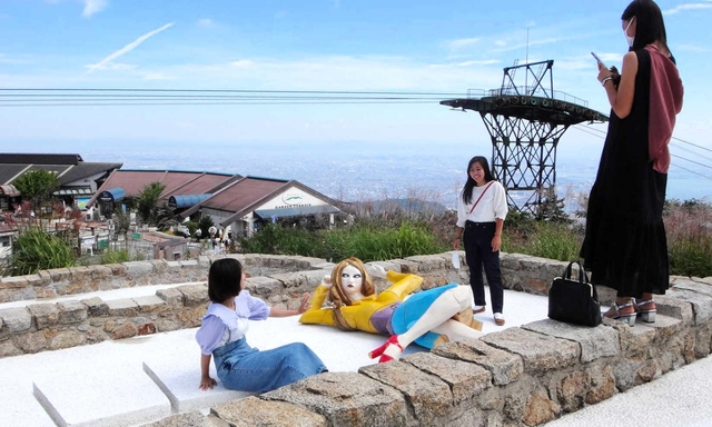 周辺で一番標高が高い自然体感展望台「六甲枝垂れ」の氷棚にある飯沼英樹氏の木彫作品。雄大な眺望と共に鑑賞できる