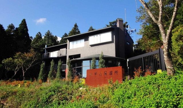 標高約８００メートルの小ピークにたたずむ「六甲山蒸溜所」。見学後には六甲山ウイスキーの試飲ができる
