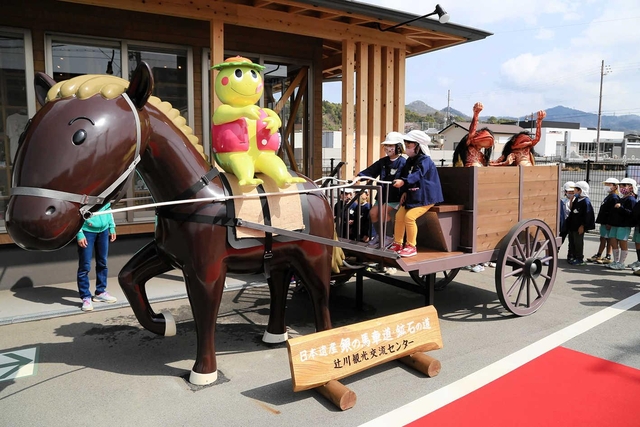 辻川観光交流センターに設置された馬車のモニュメント＝福崎町西田原