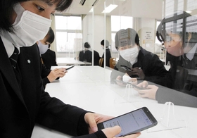 実証実験で防災クイズに挑戦する高校生ら＝夙川高校