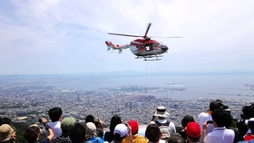 神戸市消防局によるレスキューデモ。気象条件などでヘリが飛べないことや、地形や植生により接近できない場所もある