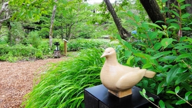 鳥の彫刻に触れると優しい音色が…