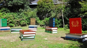 六甲高山植物園の緑の中に置かれた本のオブジェ。中に描かれた「おはなし」を読んで楽しむ作品