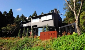 標高約８００メートルの小ピークにたたずむ「六甲山蒸溜所」。見学後には六甲山ウイスキーの試飲ができる