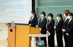 加古川市の課題解決について報告した学生たち＝甲南大学