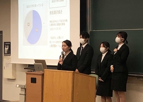 加古川河川敷でのドライブインシアターなどを提案した学生＝神戸市東灘区岡本８