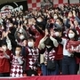 流行する新型肺炎の感染予防としてマスク姿で観戦するサポーター＝いずれも神戸市兵庫区御崎町１（撮影・辰巳直之）