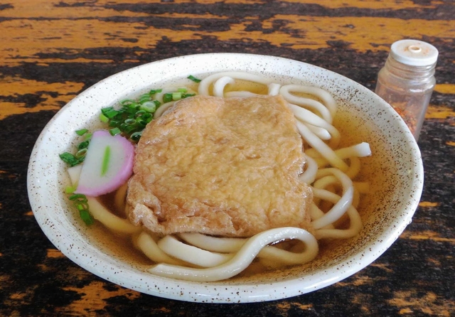 一軒茶屋のメニューでハイカーに人気の「きつねうどん