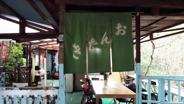 雄滝の上部とほぼ同じ高さにある「おんたき茶屋」