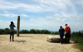 六甲最高峰付近の山頂広場は木陰がないので、夏場は暑いが眺望は抜群だ