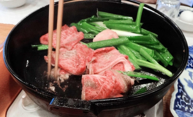 三田から取り寄せる牛肉は１人前１５０グラム。シャキシャキで甘い九条ネギとよく合う