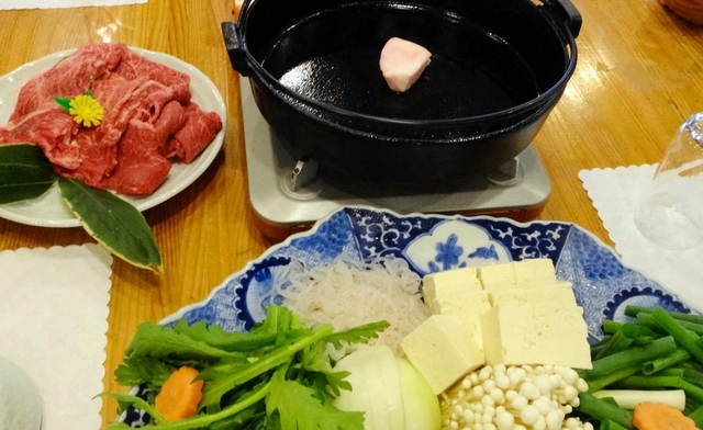 すき焼きには新鮮な野菜もたっぷり。人数によっては貸し切りや平日の利用も可能