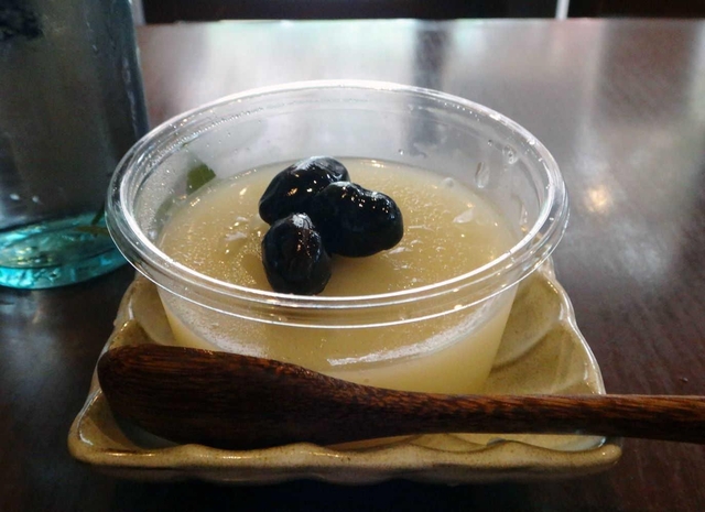 甘さ控えめで、豆のおいしさがしっかり感じられる「カミカ水ようかん」。さっぱりとした上品な味わいだ