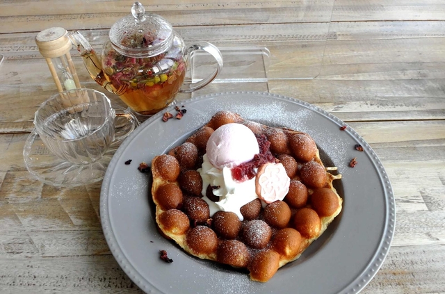 レストハウスで食べたバラワッフルとローズハーブティー