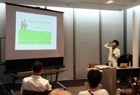 摩耶山の魅力を語る慈さん＝神戸市中央区雲井通７、ミント神戸