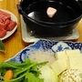 すき焼きには新鮮な野菜もたっぷり。人数によっては貸し切りや平日の利用も可能