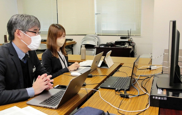 神戸市のマッチング事業で応募企業とオンライン面談する神戸電鉄の社員＝神戸市兵庫区新開地１