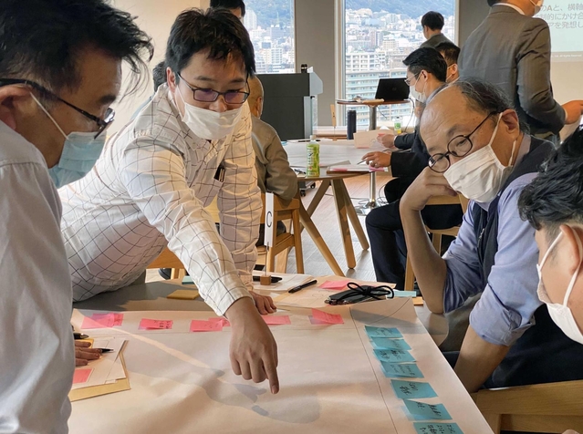 「デザイン思考」で商品開発のアイデアを出し合う参加者＝アンカー神戸