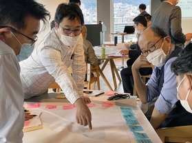 「デザイン思考」で商品開発のアイデアを出し合う参加者＝アンカー神戸