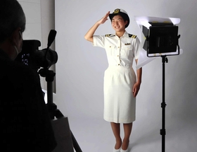 海保の制服姿でポスター撮影に臨むフィギュアスケートの坂本花織選手＝神戸市中央区磯上通４